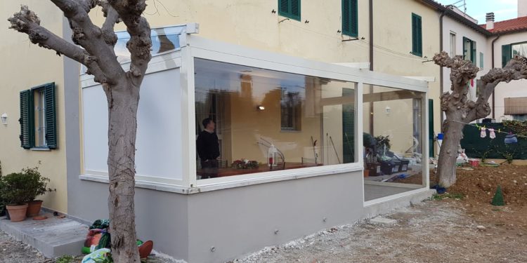 Pergola pergotenda KE a Livorno con chiusure laterali 