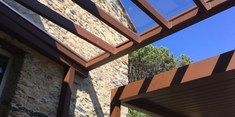 Pergola Bioclimatica con vetrate a Pisa 